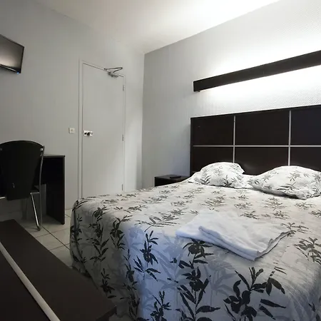 Du Globe 18 2* Paris