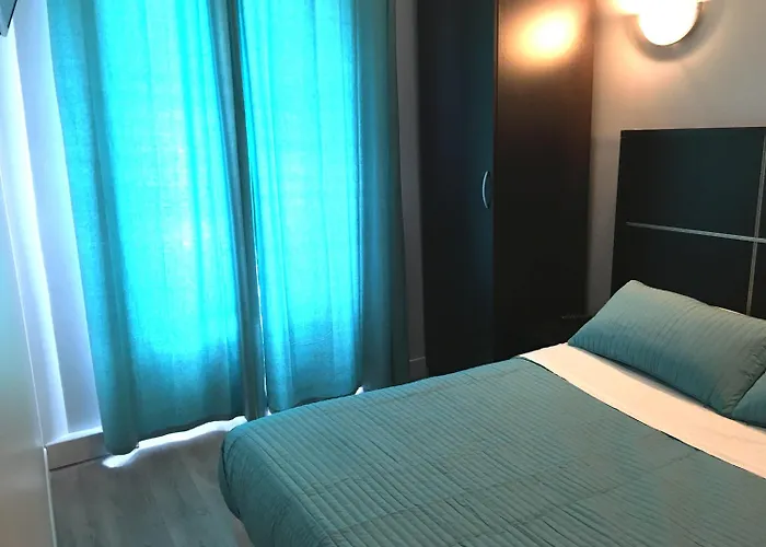 Du Globe 18 2* Paris